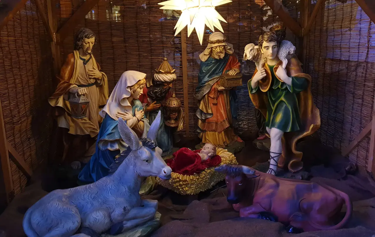 Weihnachtskrippe auf einem der zahlreichen Weihnachtsmärkte.