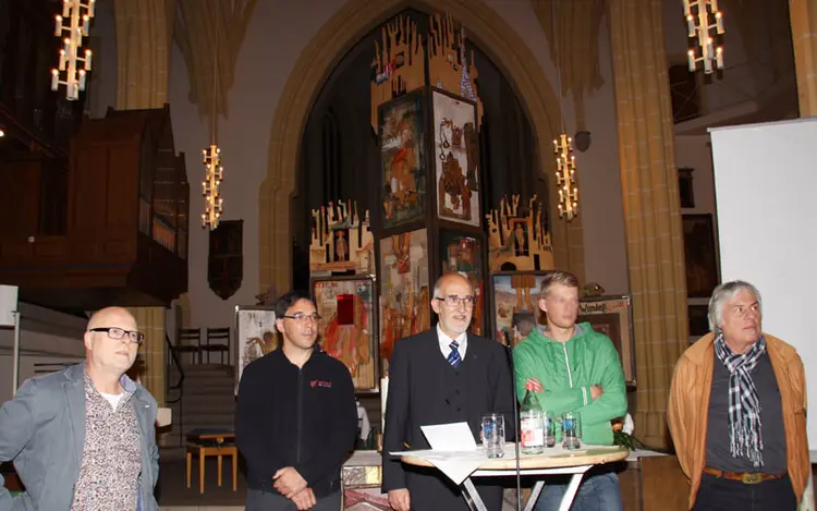 Gefängnisseelsorger Hermann Bunse, Seehaus-Leiter Tobias Merckle, Prälat Dr. Christian Rose, Strafgefangener „Tobias“, Künstler Bernhard Apfel vor dessen Passionsaltar (von links).