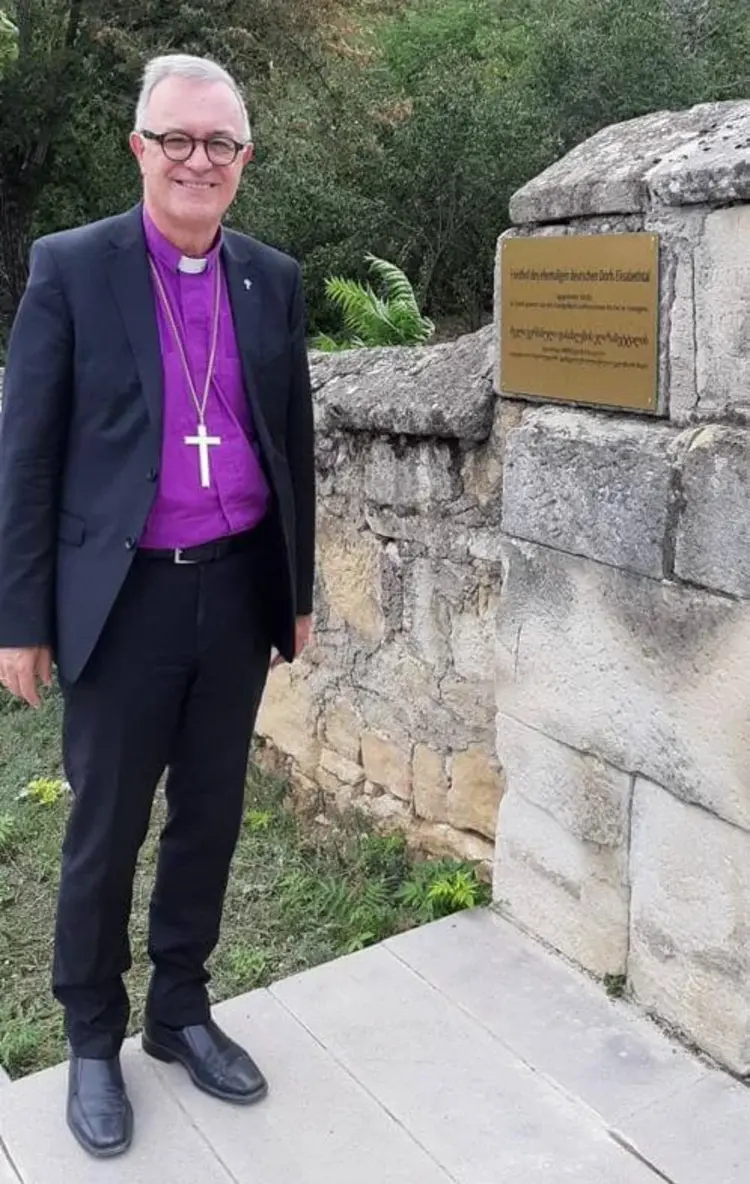 Mehrere traditionsreiche und nachdenklich stimmende Orte standen auf der Besuchsliste von Landesbischof July.