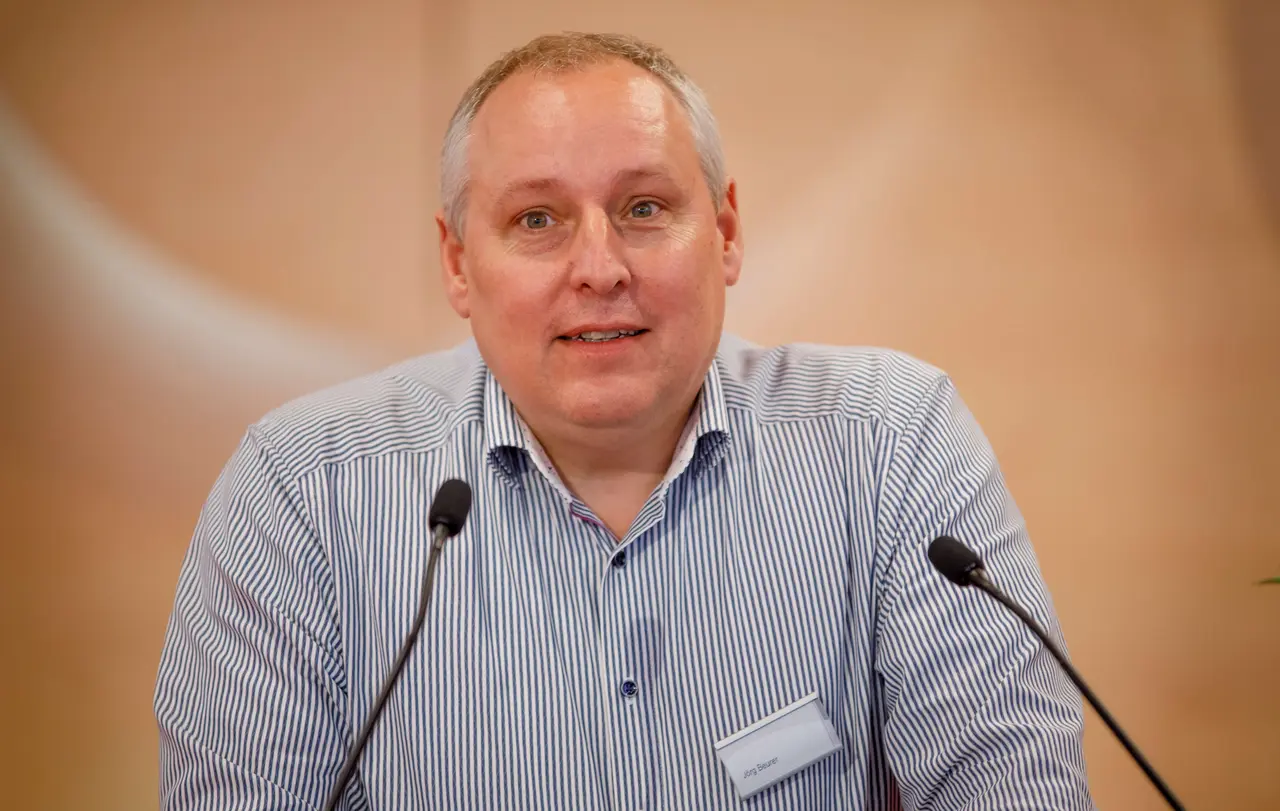 Jörg Beurer, Vorsitzender des Ausschusses für Diakonie, fasst die Diskussion des Gremium zum Sterbehilfe-Urteil zusammen.