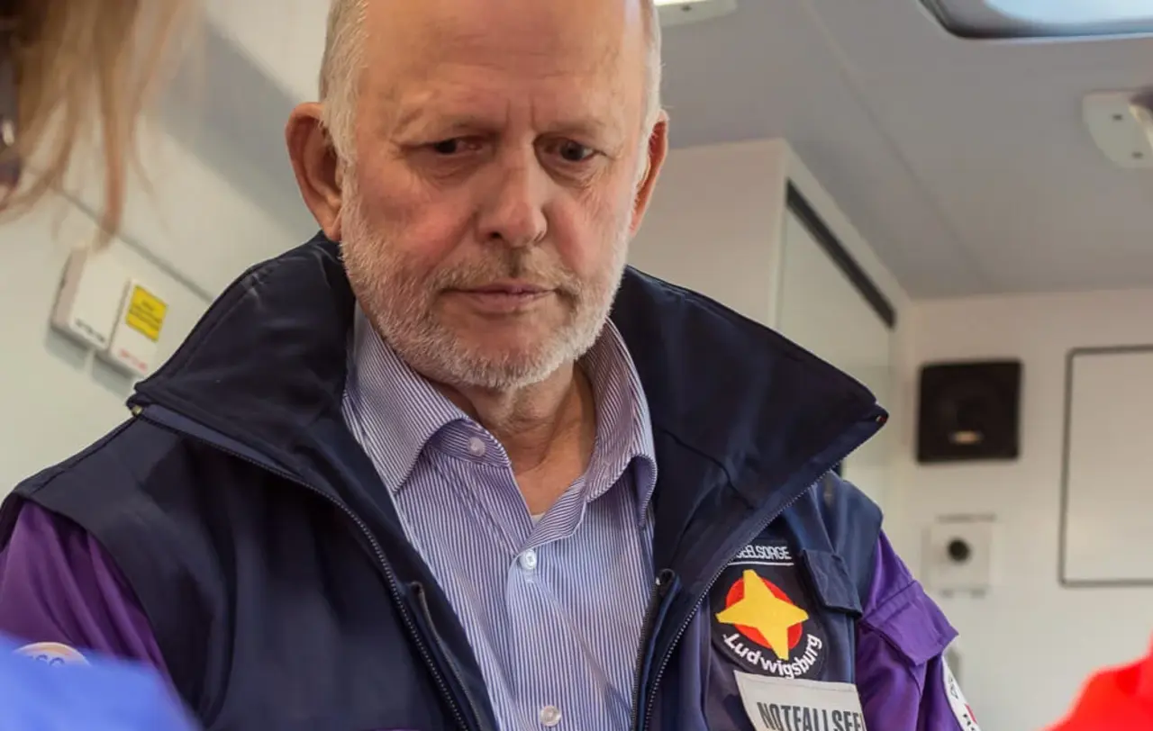 Pfarrer Ulrich Gratz im Rettungswagen.