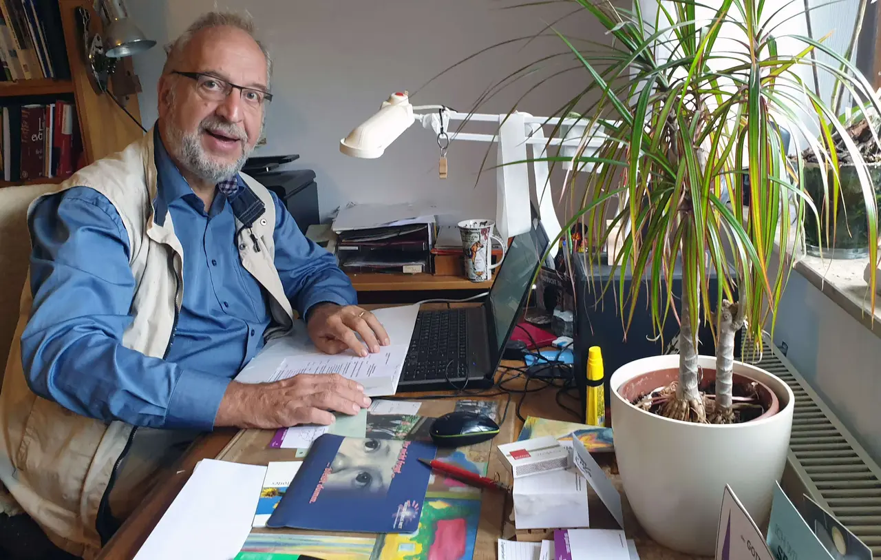 Hans Leitlein in seinem Arbeitszimmer: Hier bereitet er sich auf die Synoden- und Ausschusssitzungen vor. Sein Anspruch an sich selbst: „Ich muss alle Beschlussvorlagen vor der Sitzung gelesen haben.“