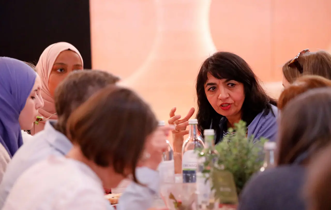 Landtagspräsidentin Muhterem Aras beim interreligiösen Frauenmahl im Stuttgarter Hospitalhof