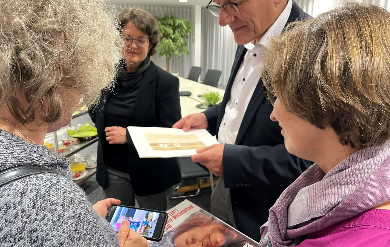 Ofra, eine enge Freundin der Familie des entführten Yagev (36), zeigt Kinderbilder der Geschwister. Yagev kennt sie von klein auf. Sein Verbleib nach dem Überfall der Hamas auf ihren Kibbuz ist weiter unklar.