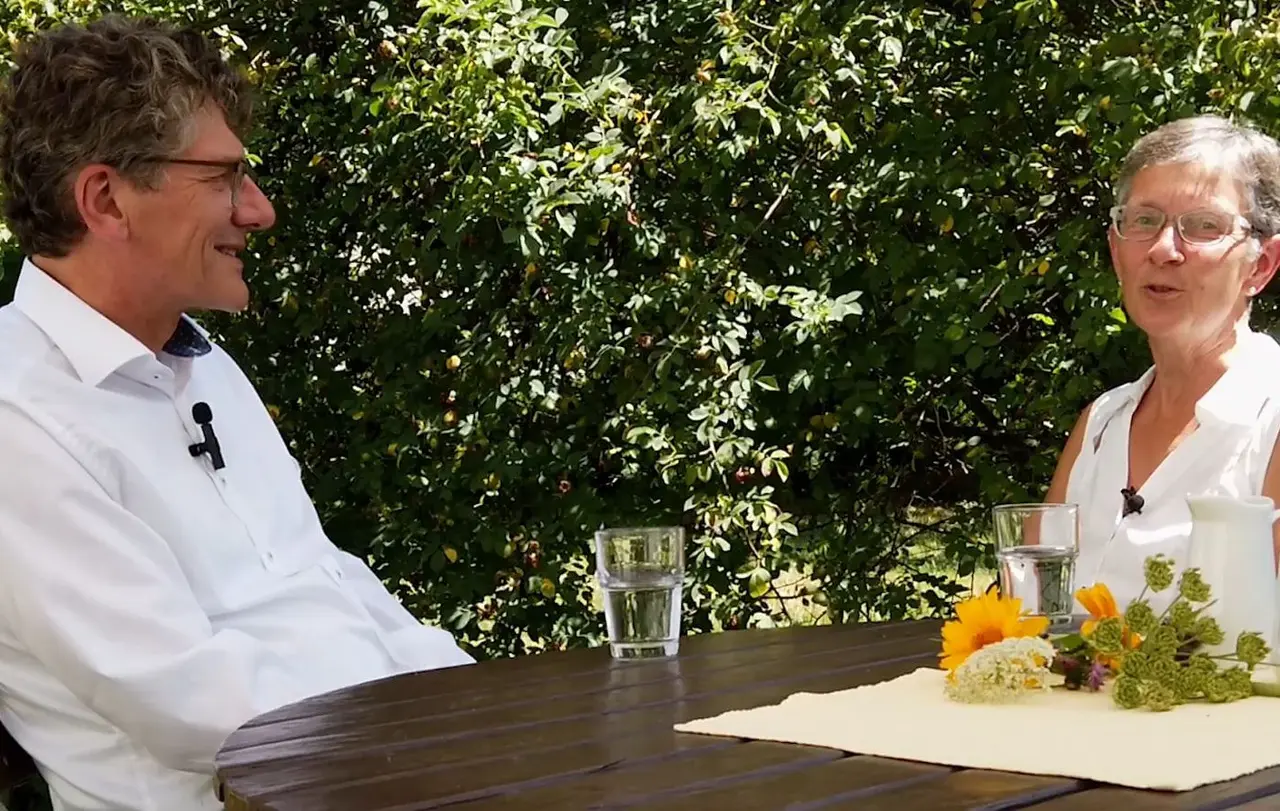 Ernst-Wilhelm Gohl im Gespräch mit der Initiatorin Dorothea von Lünenschloß. Sie hat das „Café am Pfarrgarten“ in der Evangelischen Verbundkirchengemeinde Türkheim-Aufhausen ins Leben gerufen.