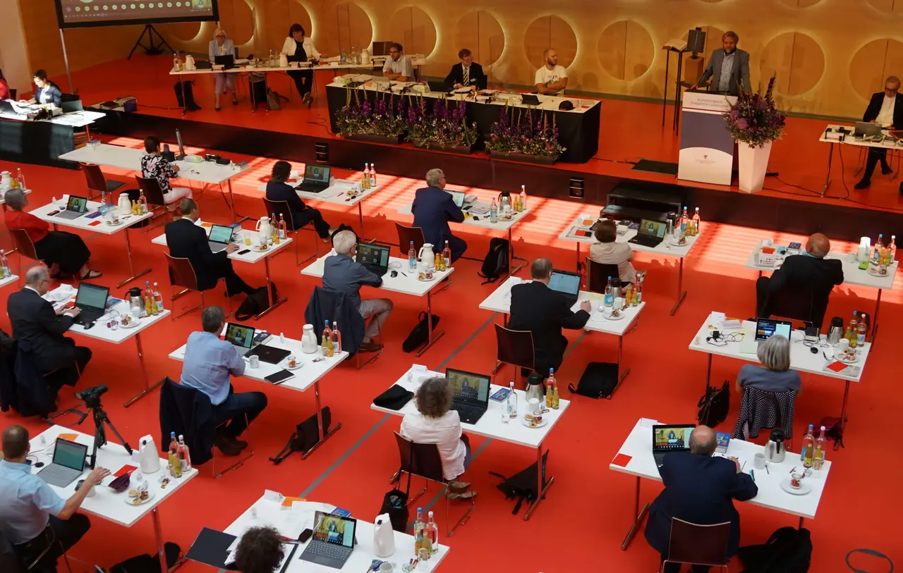 Kuschelig ist anders: In Zeiten von Corona sind die Synodalen bei ihrer Sommertagung lieber auf Distanz gegangen. Die Sicherheit ging vor.