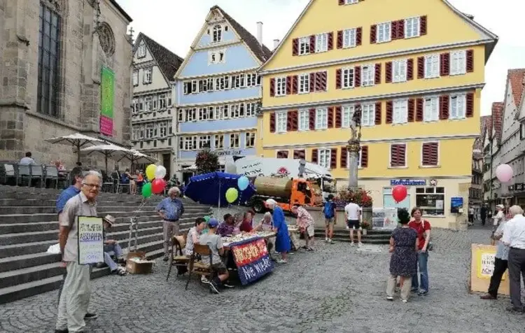 Vor der Stiftskirche Tübingen: Gedenken an den Atombombenabwurf über Hiroshima.