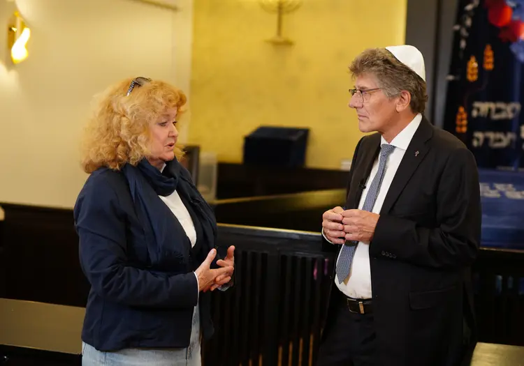Prof. Barbara Traub und Landesbischof Ernst-Wilhelm Gohl in der Grossen Synagoge in Stuttgart