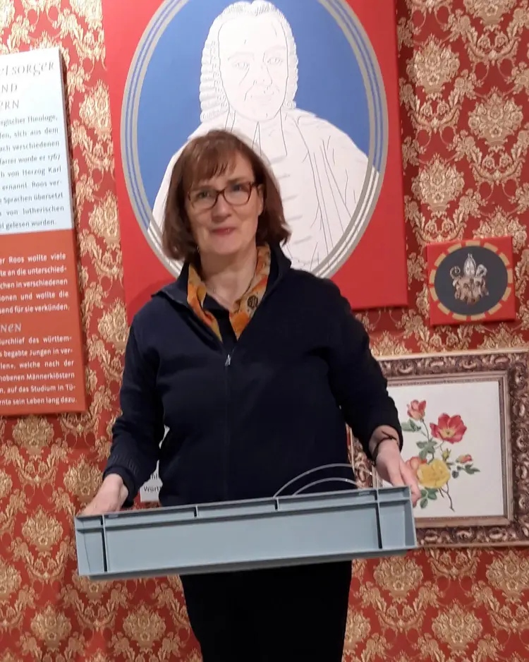 „bibliorama“-Leiterin Franziska Stocker-Schwarz beim Aufbau der neuen Ausstellung „Ungleiche Paare“.