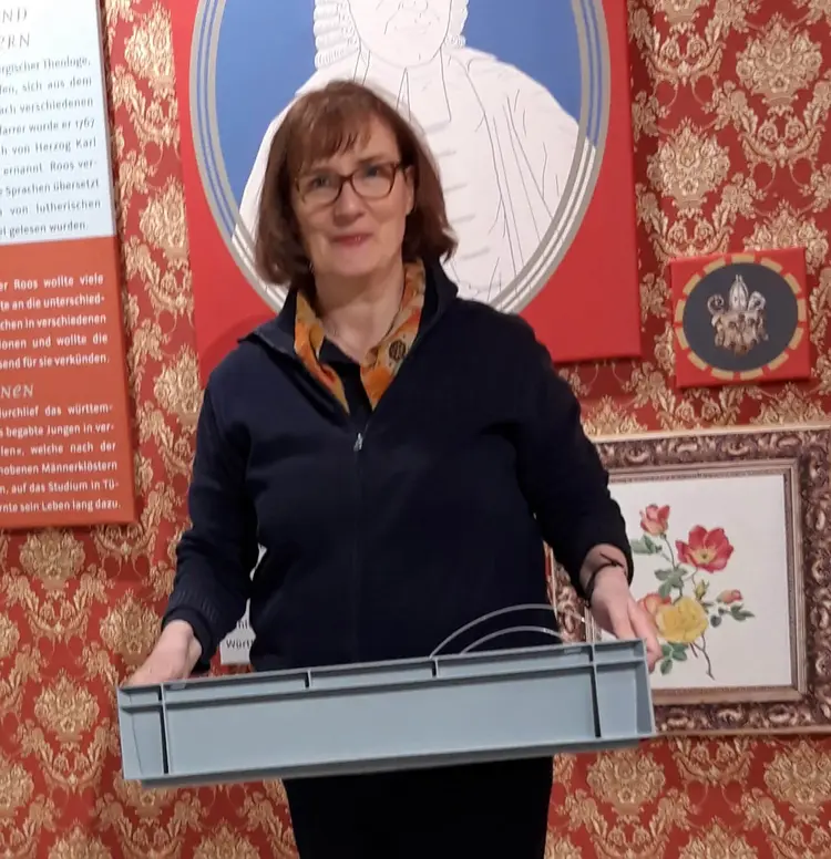 „bibliorama“-Leiterin Franziska Stocker-Schwarz beim Aufbau der neuen Ausstellung „Ungleiche Paare“.