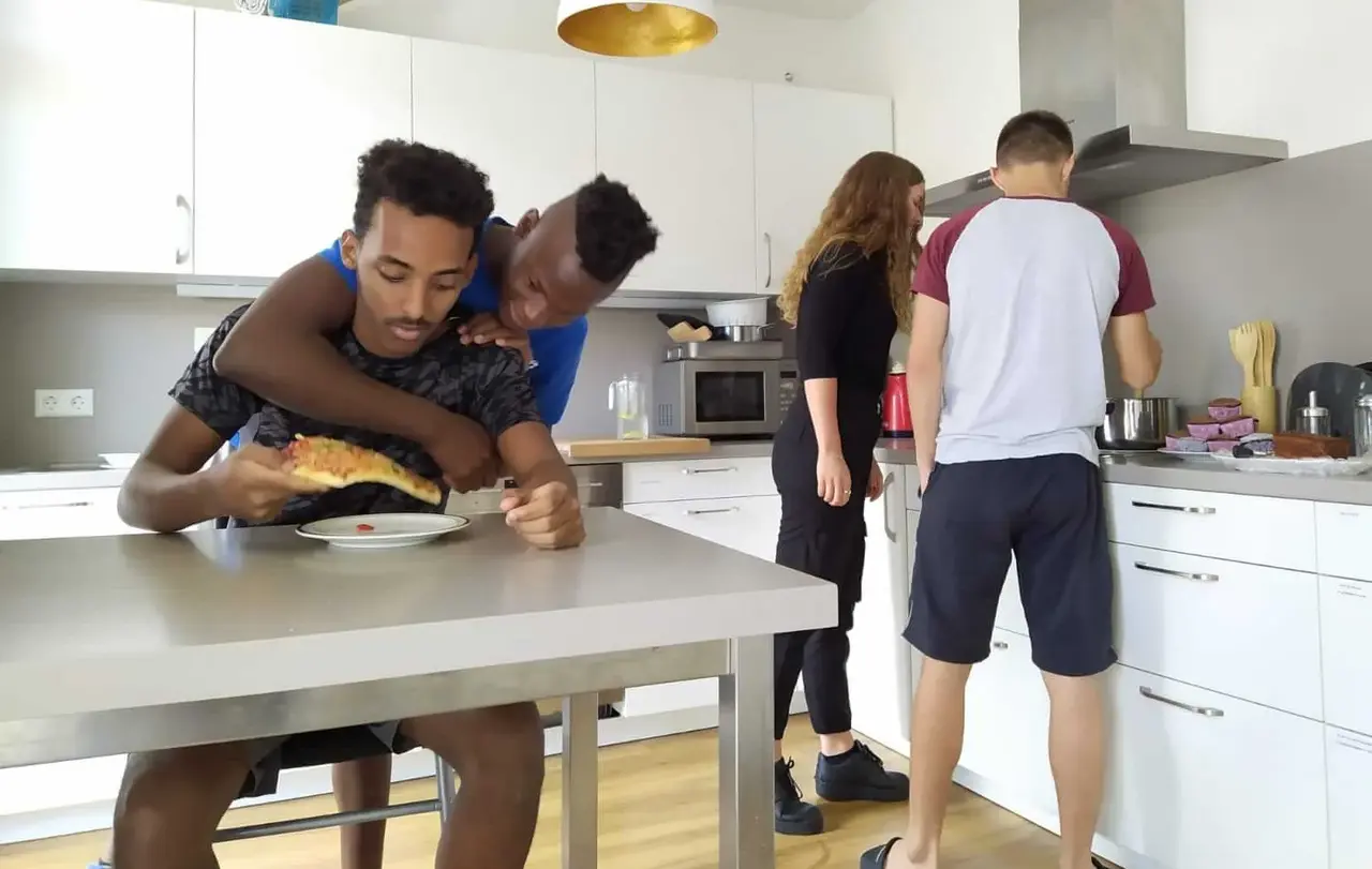 Jana Lehmann mit „ihren“ Jungs in der Küche der Wohngruppe in Esslingen.