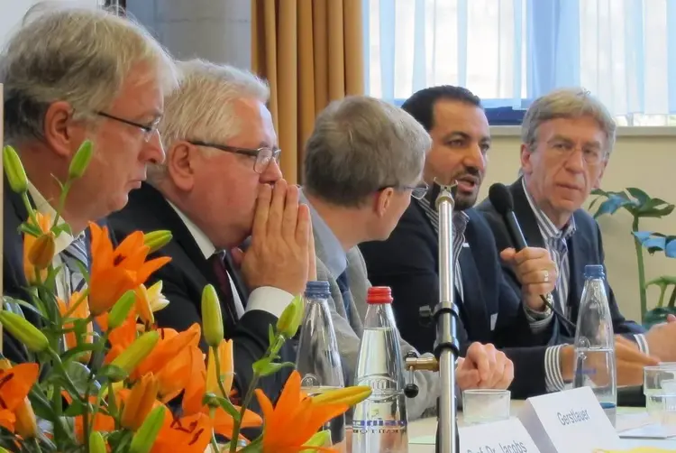 Dr. Uwe Kai Jacobs (Kirchenoberrechtsdirektor), Heinz Gerstlauer (Vorstandsvorsitzende der Evangelischen Gesellschaft in Stuttgart), Stefan Hermann (Direktor des Pädagogisch-Theologischen Zentrums der Evangelischen Landeskirche in Württemberg), Dr. Mahmoud Abdallah (Wissenschaftlicher Mitarbeiter am Zentrum für Islamische Theologie der Universität Tübingen), Dr. Klaus Holz (Generalsekretär der Evangelischen Akademien Deutschlands) (vlnr.)
