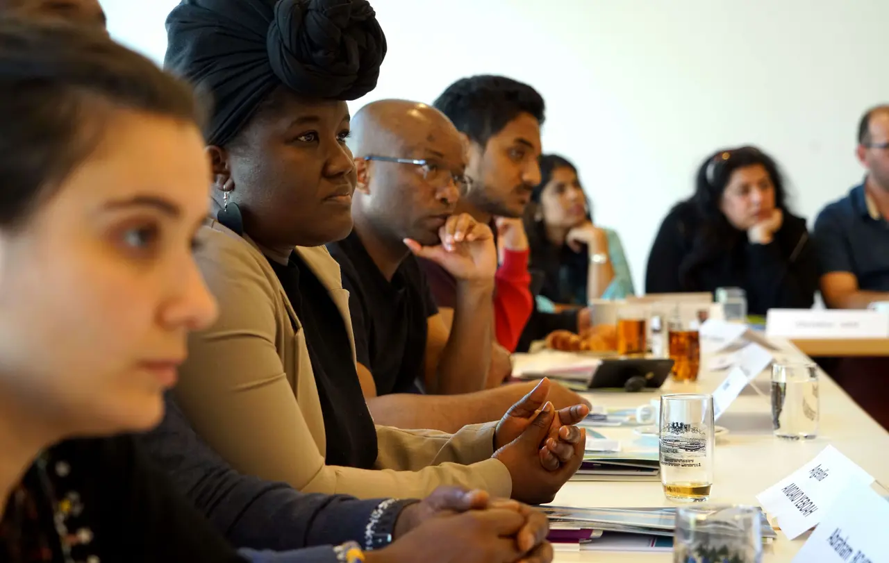 Die Theologiestudenten und Stipendiaten waren aufmerksame Zuhörer, als Landesbischof July auf ihre zahlreichen Fragen antwortete.