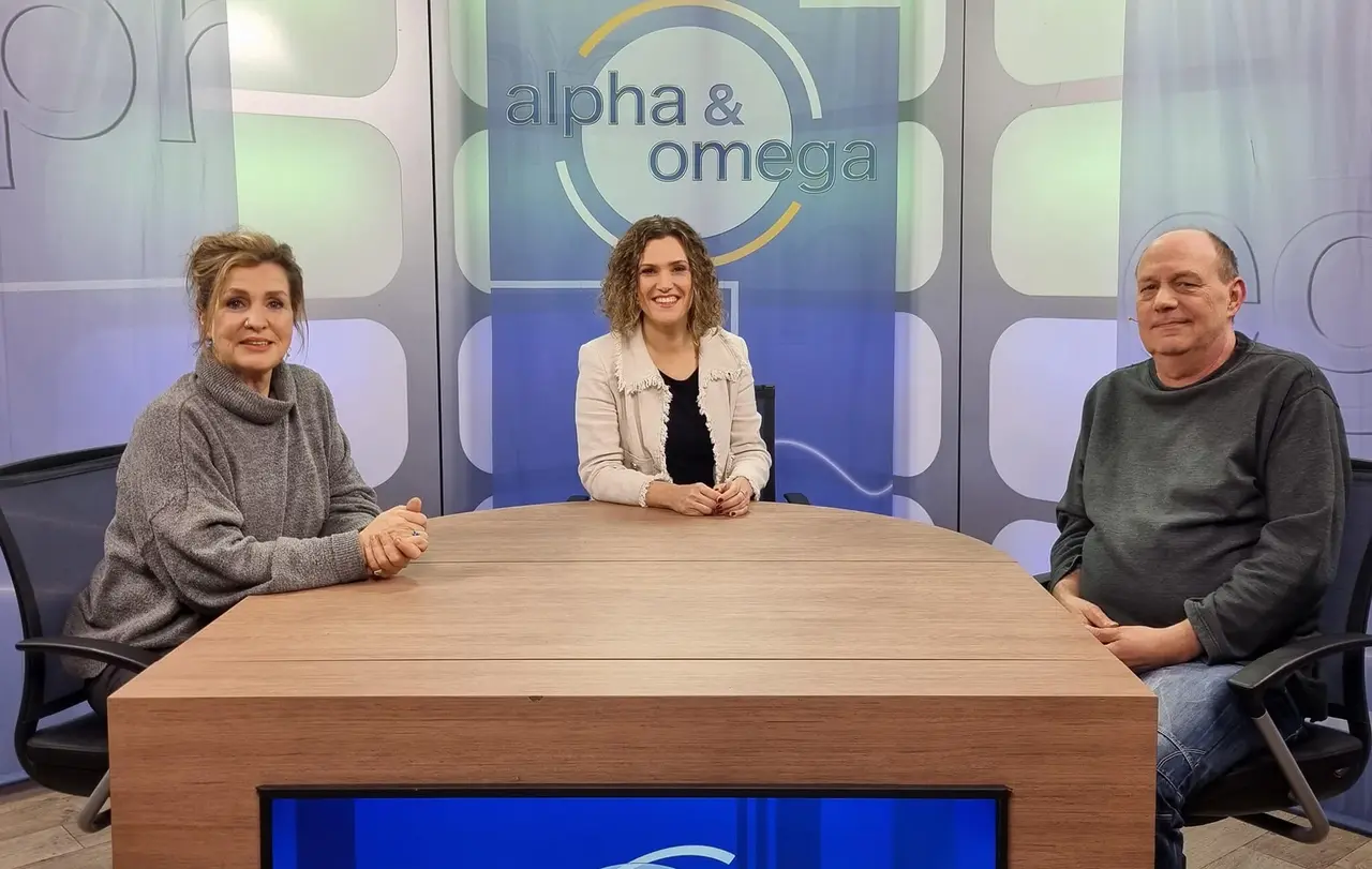 Hilli Pressel, Stellvertretende Projektleitung Schwäbische Tafel Stuttgart e.V., Moderatorin Juliane Eberwein und Thomas Petrofsky, Ein-Euro-Jobber bei der Schwäbischen Tafel Stuttgart e.V. (v.l.n.r.)