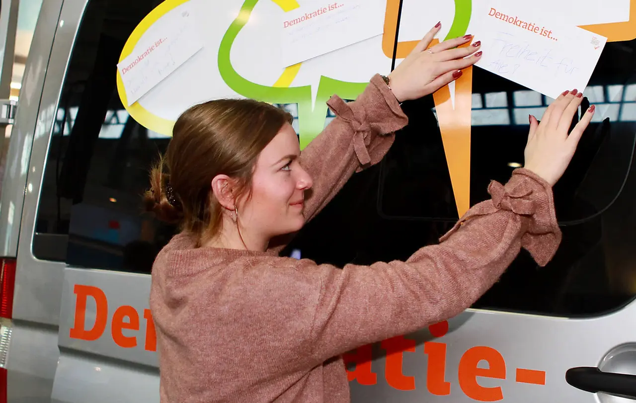 Ein Jahr lang werden die Kirchen mit dem Demokratie-Mobil durch Baden-Württemberg fahren, um zum "Siebzigsten" des Grundgesetzes mit den Menschen über Demokratie und Menschenrechte ins Gespräch zu kommen