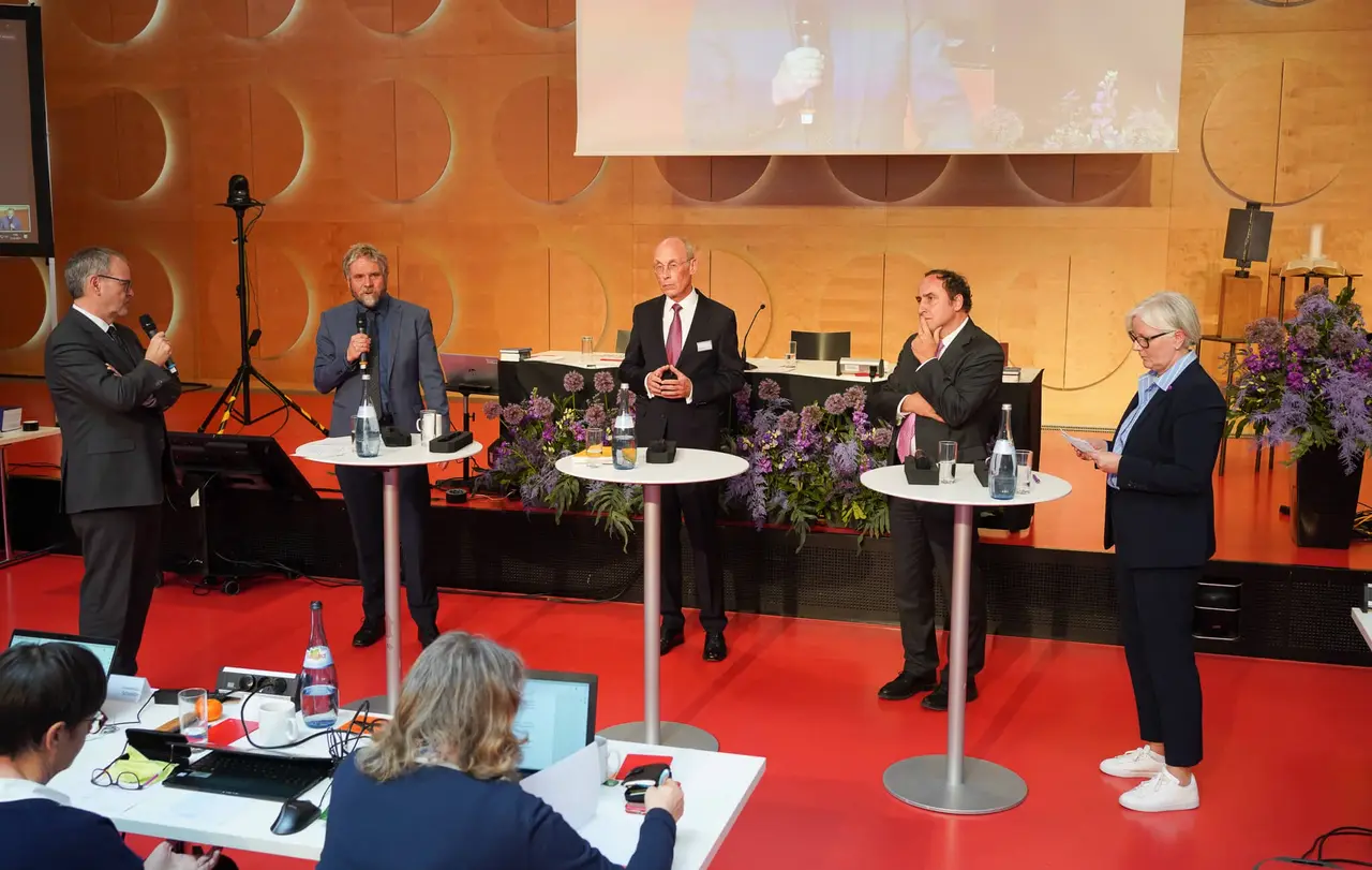 V.l.n.r. Direktor Stephan Werner, Prof. Dr. Martin Plümicke, Dr. Michael Frisch (Rechtsdezernent) und Dr. Jörg Antoine (Kommissarischer Leiter des Dezernats Finanzmanagement und Informationstechnologie), Synodalpräsidentin Sabine Foth.