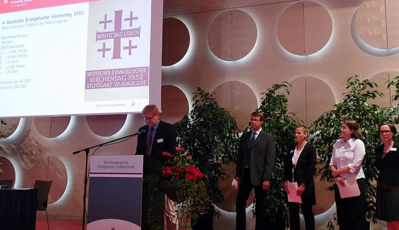 Das Kirchentagsteam gibt Informationen über den Kirchentag