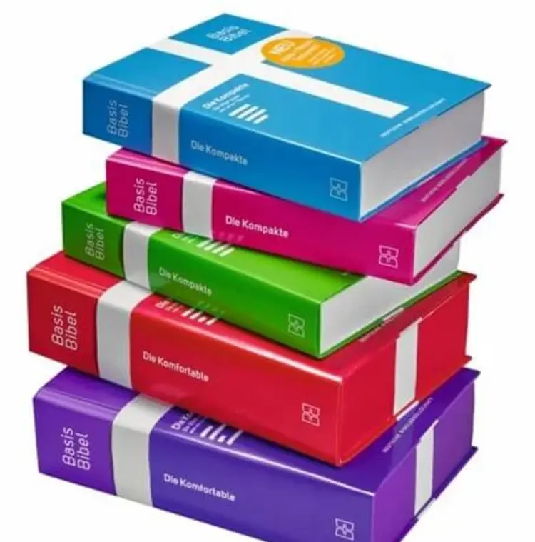 Die verschiedenen Ausgaben der neuen Basisbibel.