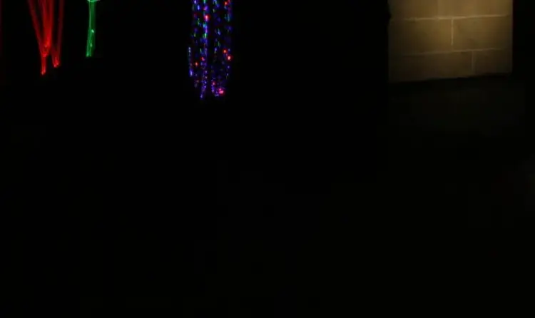 Durch Kameras mit Langzeitbelichtung und Lichtquellen werden bunte Fotos gemalt und der Kreativität der Konfirmanden sind keine Grenzen gesetzt.