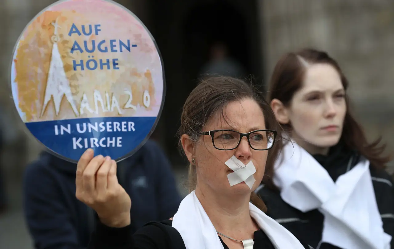 Flashmob vor dem Ulmer Münster: Insgesamt rund 100 Akteure der Initiative „Maria 2.0“ nahmen an der Aktion zum Ende des einwöchigen Streiks ehrenamtlicher katholischer Kirchenmitarbeiterinnen teil.
