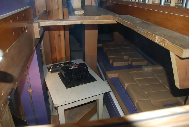 Blick in die Pfeifenkammer der großen Walcker-Orgel in der Martin-Luther-Kirche in Ulm. Hier versteckten und kuvertierten Hans Hirzel und Franz-Josef rund 2.000 Flugblätter der Weißen Rose.
