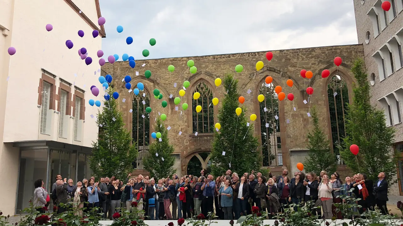 99 Luftballons im Zeichen des Regenbogens