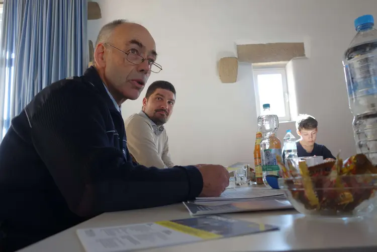 Polizeihauptkommisar Andreas Menz (links) spricht mit den Jugendlichen über das Thema „Warum brauchen wir überhaupt Gesetze?“