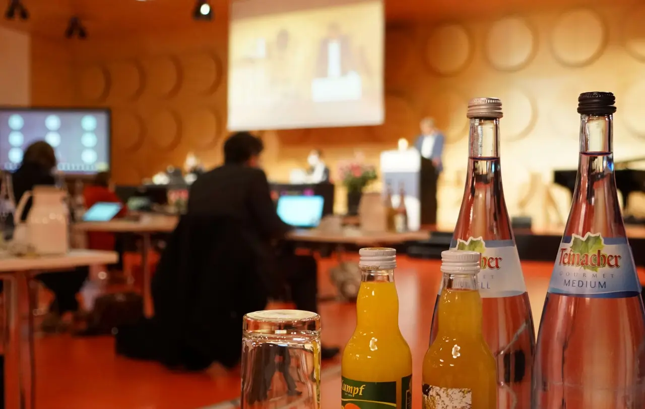 Die Technik steht, Getränke stehen parat: Der hybriden Frühjahrssynode mit spannenden inhaltlichen Diskussionen und wegweisenden Anträgen steht nichts mehr im Weg.