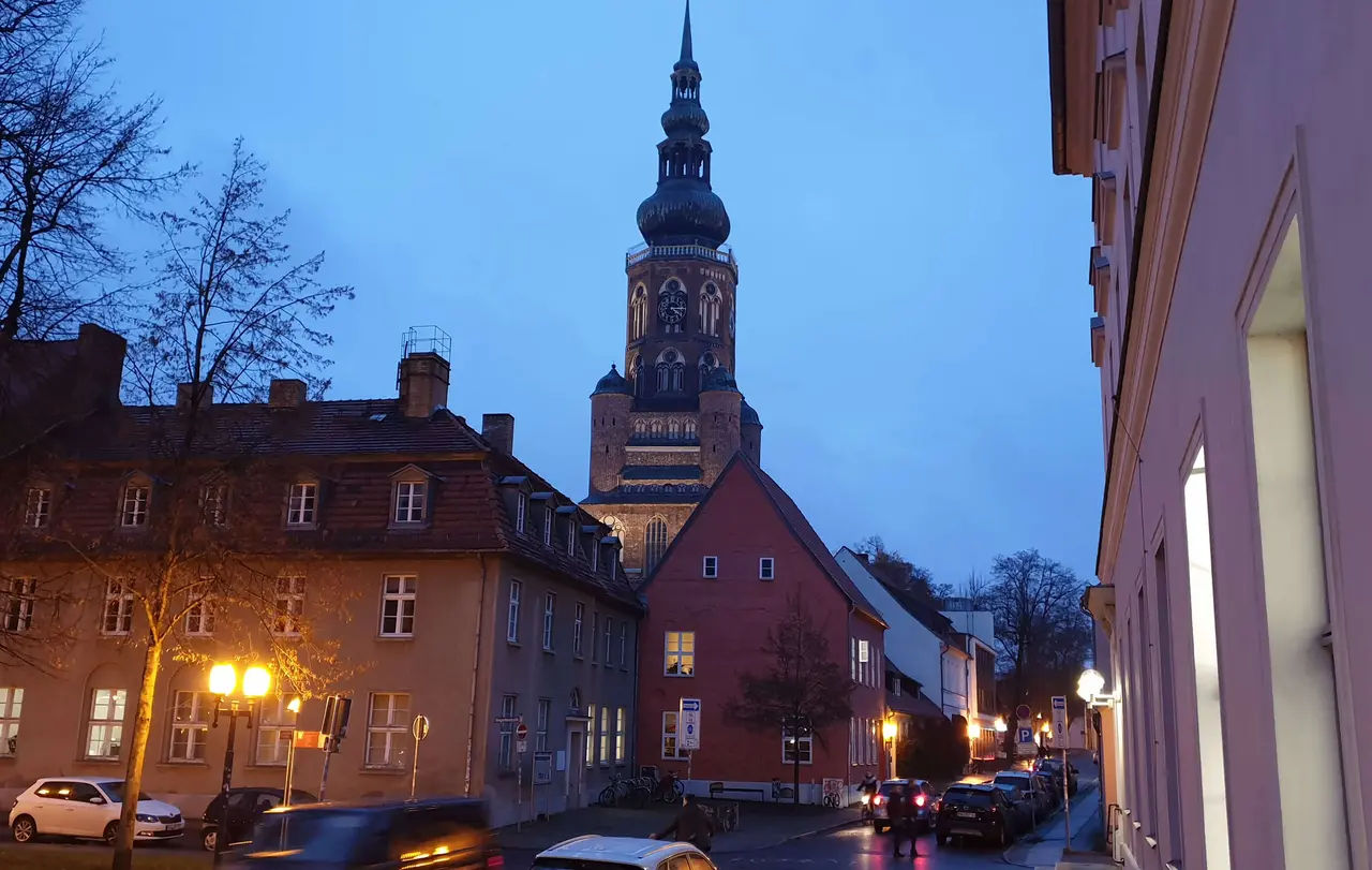 Mächtig erhebt sich der Turm des Doms St. Nikolai über die Häuser der Greifswalder Altstadt.