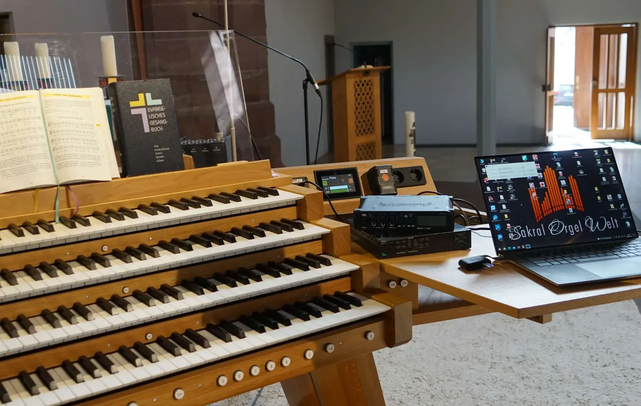 Mit einem „Sound Expander“, der schwarzen Festplatte in der Mitte, können viele unterschiedliche digitale Klänge erzeugt werden. Die technischen Möglichkeiten erweitern den Klang der Orgel um ein Vielfaches.