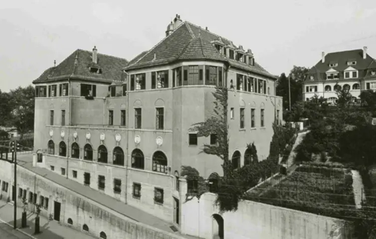 Im Gebäude des heutigen evangelischen Gemeindehauses (vorne) waren ein Büro und im Pfarrhaus (hinten) der Sitz der EKD-Kanzlei in Schwäbisch Gmünd untergebracht. Die Aufnahme ist um 1900 entstanden.