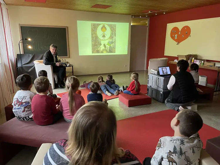 Landesbischof Ernst-Wilhelm Gohl liest anlässlich des Bundesweiten Vorlesetags am 15. November 2024 in Rottenacker in der Evangelischen Gemeindebücherei und im Seniorenzentrum vor.