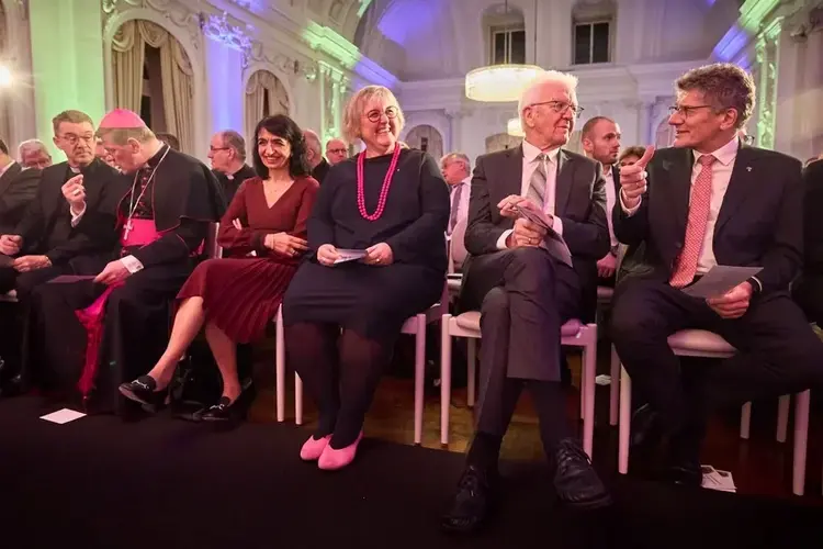 v.r.n.l.: Landesbischof Ernst-Wilhelm Gohl (Württemberg), Ministerpräsident Winfried Kretschmann, Landesbischöfin Dr. Heike Springhart (Baden), Landtagspräsidentin Muhterem Aras, Erzbischof Stefan Burger (Freiburg), Bischof Dr. Klaus Krämer (Rottenburg-Stuttgart)