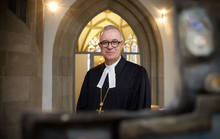 Beim digital vermittelten Abendmahl „bedürfen viele Fragen einer weiteren Klärung“, so Landesbischof Dr. h. c. Frank Otfried July in seinem Brief an die Gemeinden.