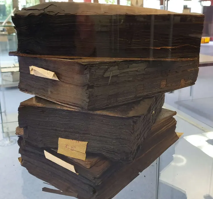 Im Original nicht mehr lesbar: Kirchenbücher aus Freudenstadt aus dem 17. bis 19. Jahrhundert. Die Bücher lagerten zwar in einem Tresor - beim verheerenden Luftangriff auf Freudenstadt im April 1945 waren sie aber großer Hitze ausgesetzt. Durch Abschriften sind die meisten enthaltenen Informationen aber erhalten geblieben und im Kirchenbuchportal Archion sogar abrufbar.