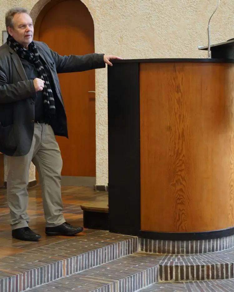 „Der  Altarraum ist nur wenig erhöht“, sagt Auer.  „Prediger, Liturg und Gemeinde sollen eng aufeinander bezogen sein.“