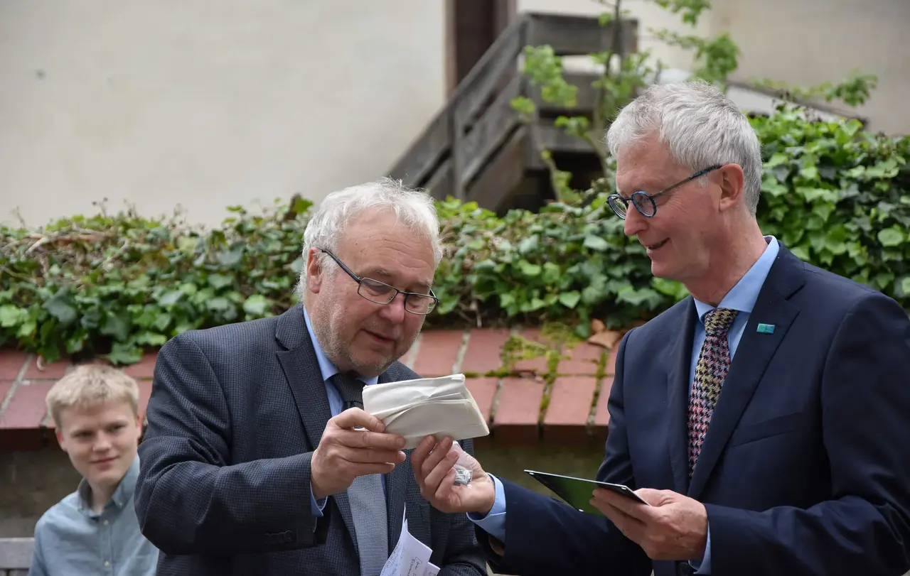 Stiftungsvorsitzender Professor Dr. Rainer Prewo (l.) übergibt die Plakette der Denkmalstiftung Baden-Württemberg an Schulleiter Dr. Henning Pleitner.