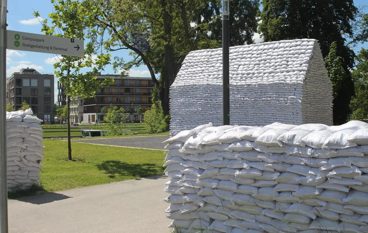 Eine aus weißen Sandsäcken aufgeschichtete „Kapelle" weist den Besuchern den Weg zum „BUGA-Friedhof".