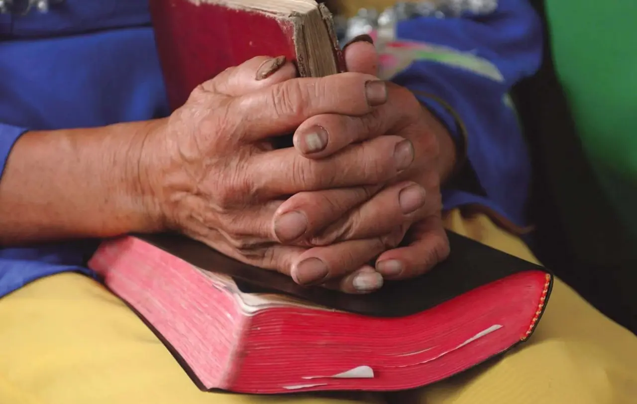 Bibel-Bildern aus den USA stellt LBW-Generalsekretär Martin Junge dieses Bild gegenüber: eine vielgelesene Bibel in Händen einer Frau, die harte Arbeit kennt. Landesbischof Dr. h. c. Frank Otfried July unterstützt die Botschaft, die Junge mit dem Bild verbindet.