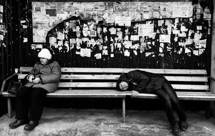 Ein Bild der Erschöpfung: Eine Person schläft auf einer Bank im ukrainischen Charkiw.