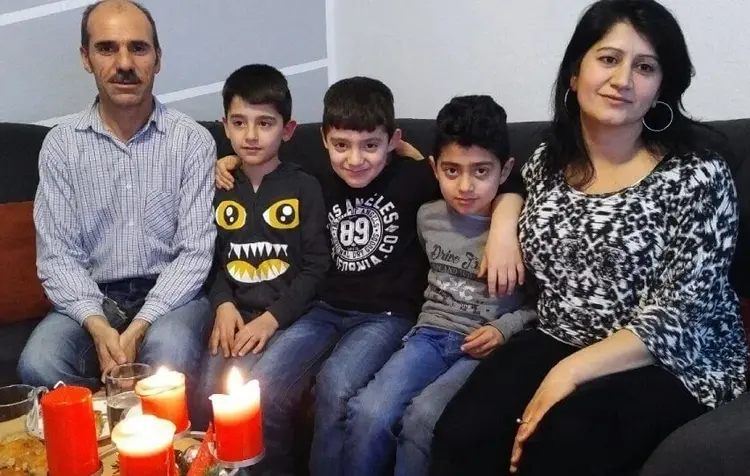 Advent in einer muslimischen Familie - das geht durchaus: Vater Abdel Assis Ahmad, die Drillinge Marchan, Miran und Merwan sowie Mutter Siba Rasul sind aus Syrien geflüchtet und pflegen in ihrer neuen Heimat Deutschlands hiesige Advents- und Weihnachtsbräuche (Archivfoto).