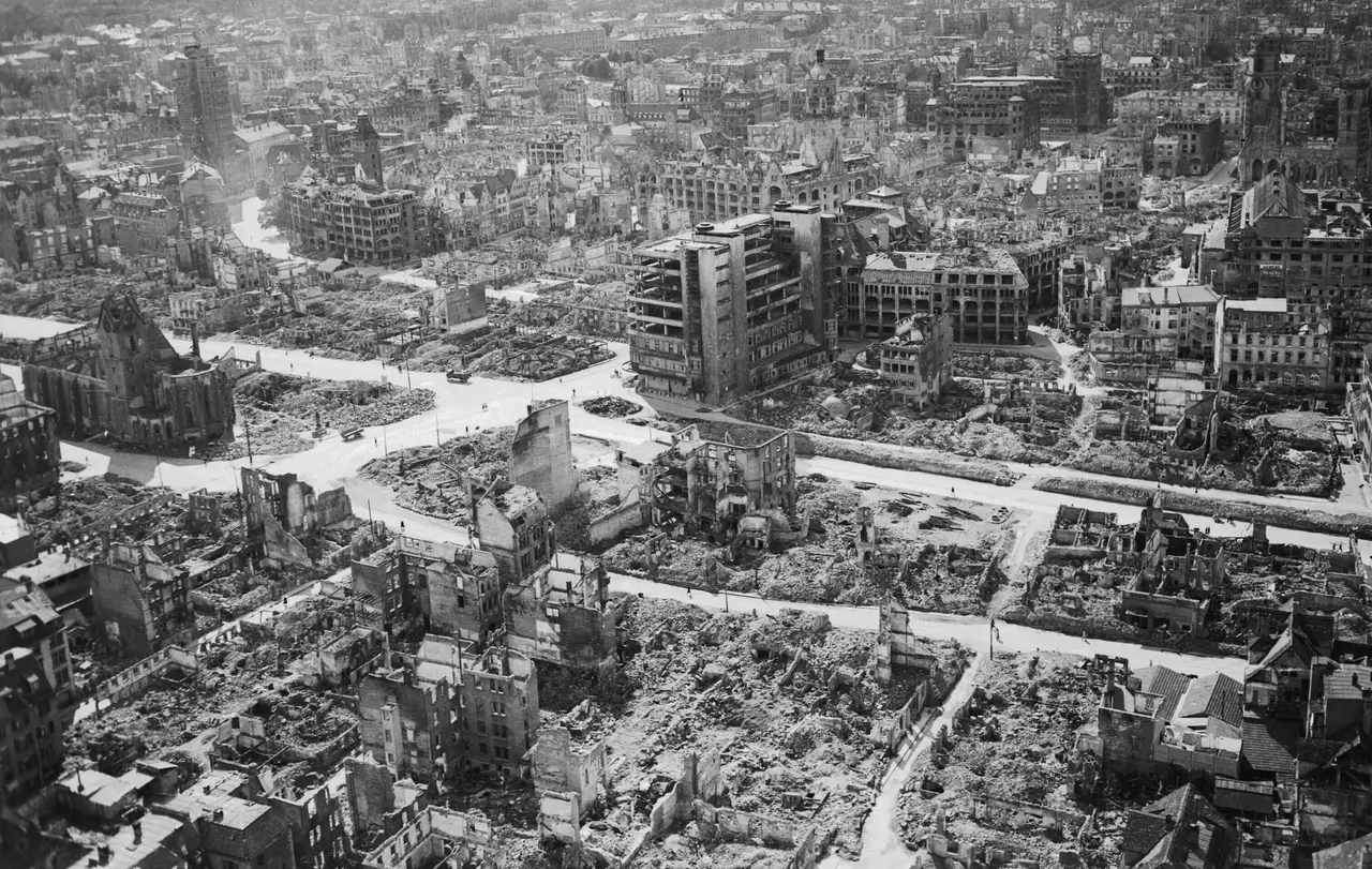 Die zerstörte Stuttgarter Innenstadt aus der Sicht einer britischen Bomberbesatzung.