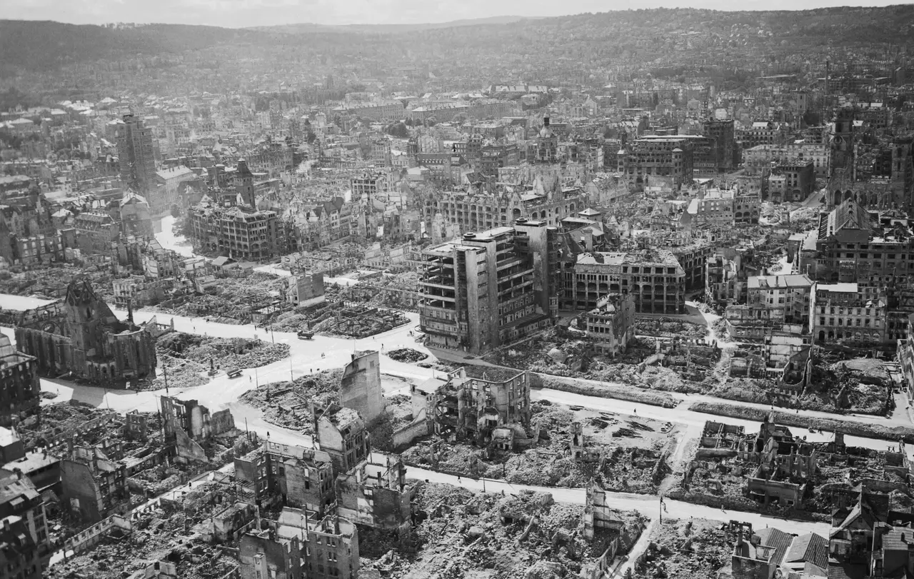 Die zerstörte Stuttgarter Innenstadt aus der Sicht einer britischen Bomberbesatzung.