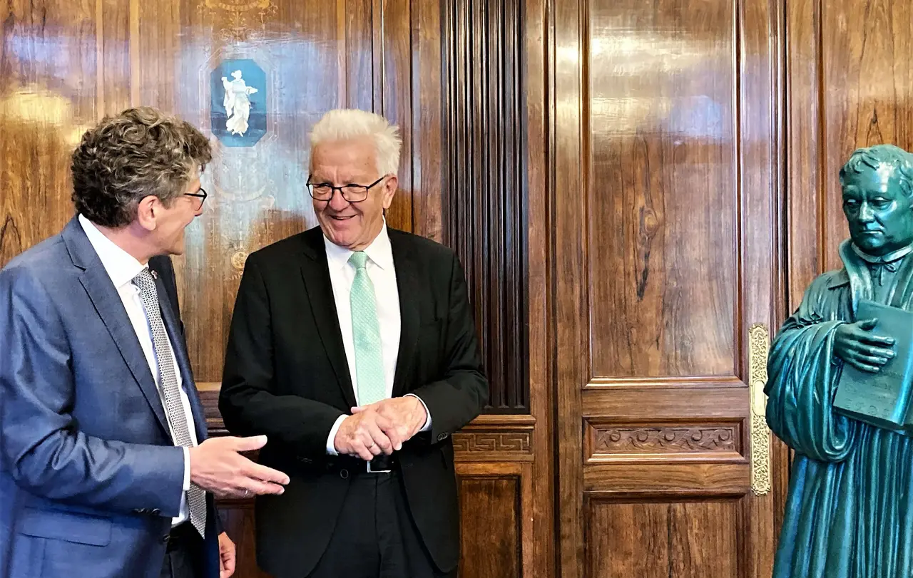 Ministerpräsident Winfried Kretschmann schenkte Landesbischof Ernst Wilhelm Gohl eine Lutherstatue des Künstlers Ottmar Hörl