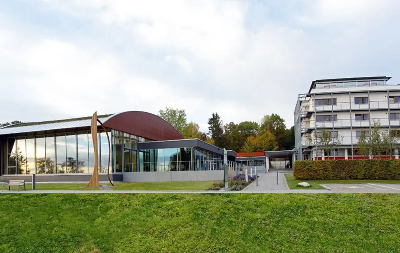 Aus dem Tagungs- und Bildungszentrum „Bernhäuser Forst“ wird der Gottesdienst zur Eröffnung des EJW-Jubiläumsjahrs übertragen.