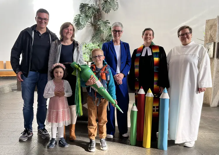 Tim mit seinen Eltern und seiner Schwester, Oberkirchenrätin Carmen Rivuzumwami, Pfarrerin Zyball und Pastoralassistentin Braun