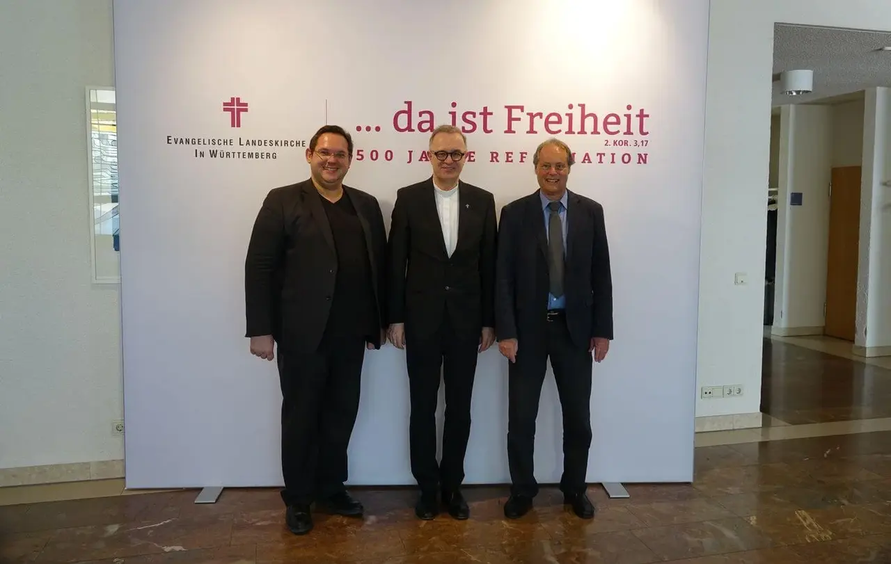 Daniel Obst, Landesbischof July und Ernst Amann-Schindler (v.l.n.r.)
Landesbischof July hat Daniel Obst und Ernst Amann-Schindler erneut als Vorsitzende Richter am Kirchengericht für mitarbeitervertretungsrechtliche Streitigkeiten eingesetzt und verpflichtet.