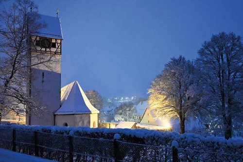 Martinskirche in Zainingen, abends, Schnee