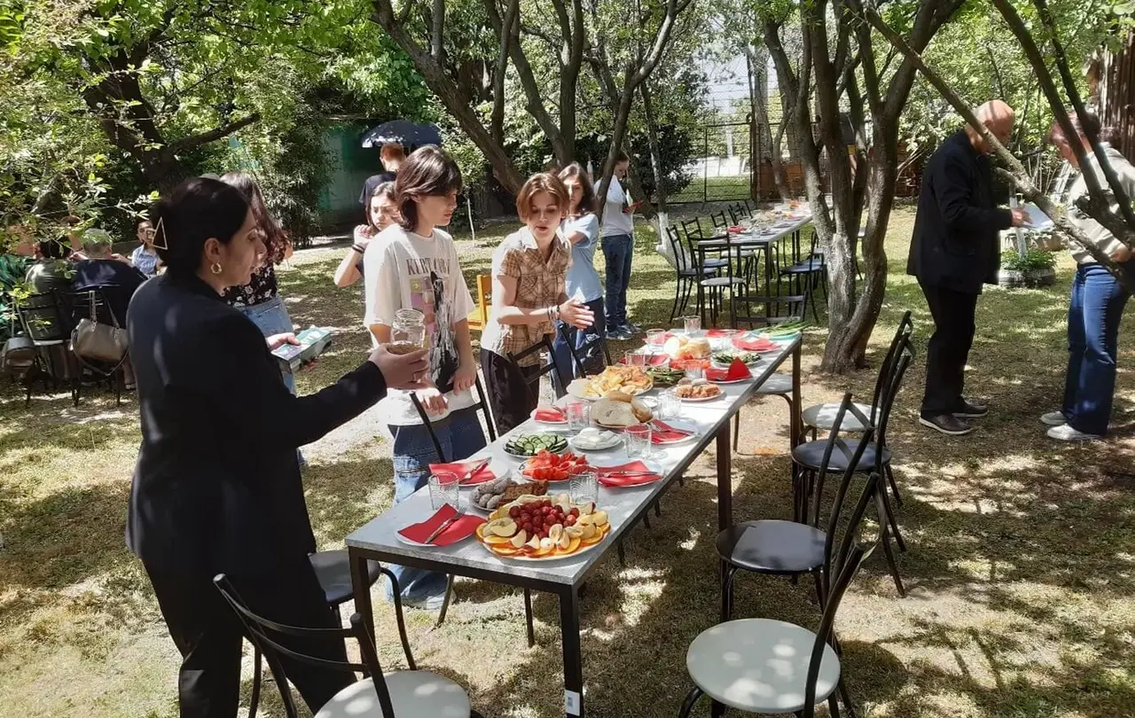Mittagessen nach dem Gottesdienst im Garten der Gemeinde von Rustavi. Im Vordergrund die Vorsitzende der Gemeinde, Gayane Melkonyan.