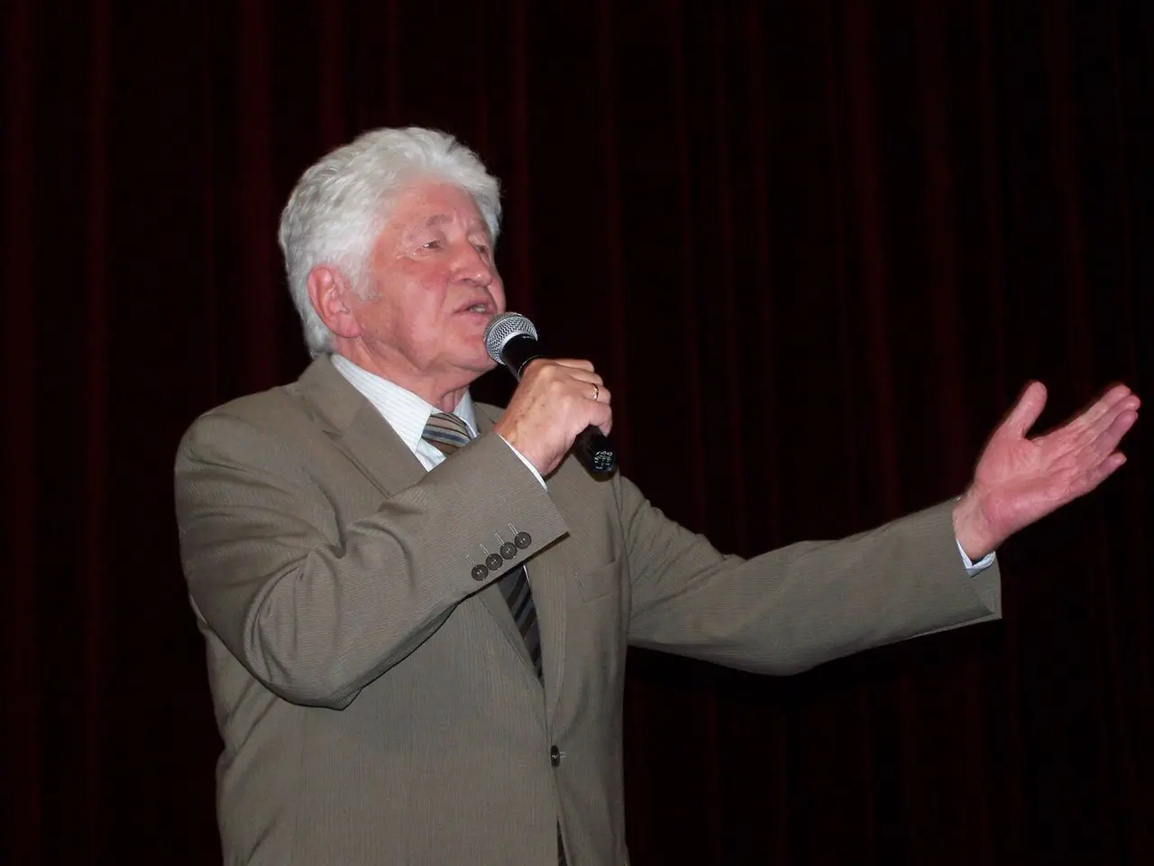 Gotthilf Fischer veröffentlicht sein Lied "Martin Luther"